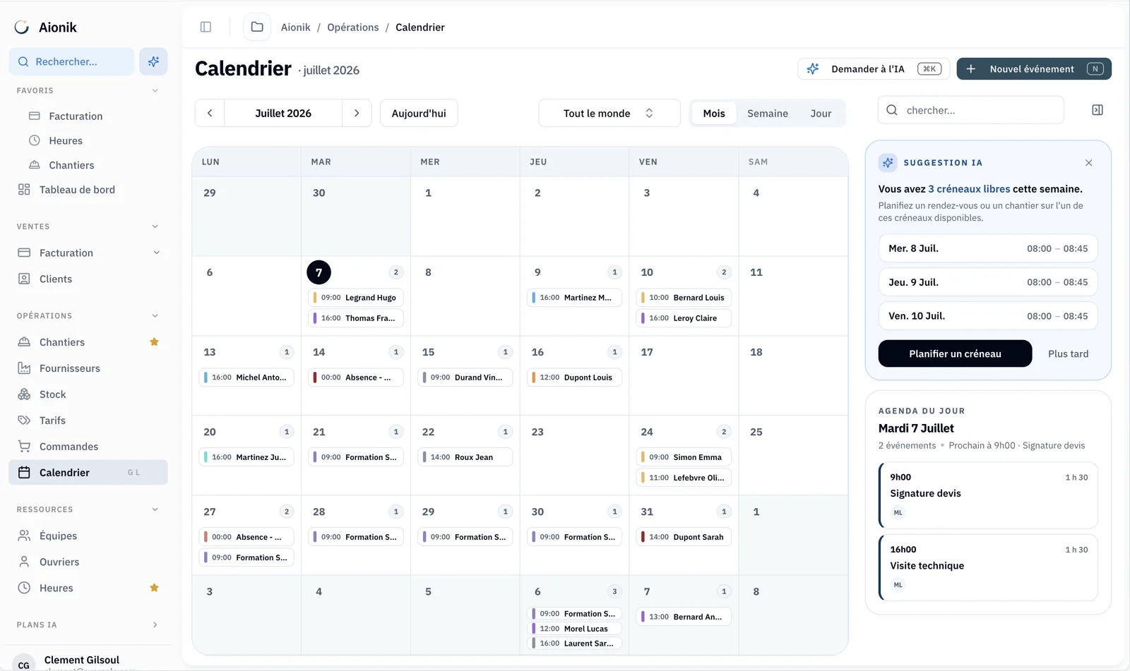 Planning de chantier dans Aionik : vue calendrier mensuelle des rendez-vous et interventions des équipes, avec suggestions de créneaux