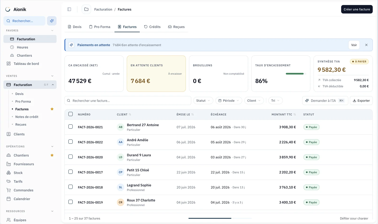 Liste des factures dans Aionik : numéros, clients, échéances, montants TTC, statuts de paiement et synthèse TVA